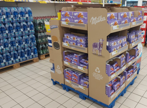 Mondelēz mění na Valentýna barvu propagačních stojanů